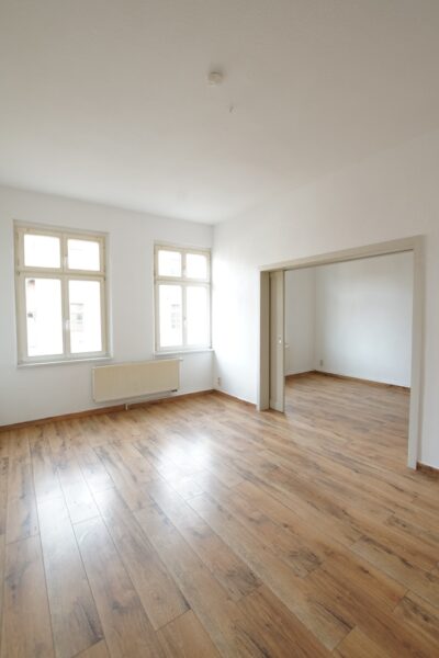 Seltene Gelegenheit: 4-Zimmerwohnung mit Aufzug im Stadtzentrum - Wohnzimmer (225325)