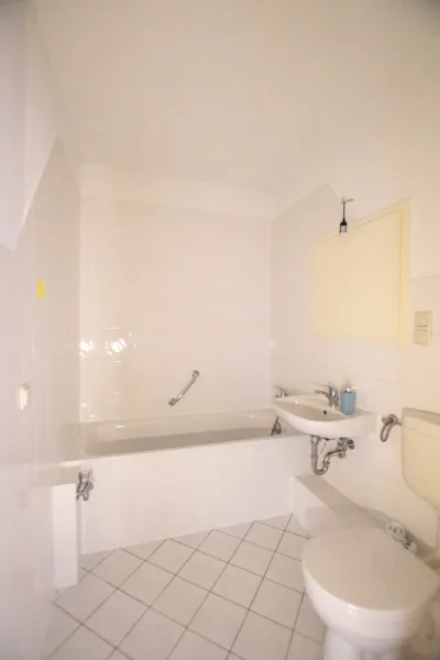 Generationsgerechte 1,5-Raumwohnung mit Aufzug und Balkon - Bad (225406)